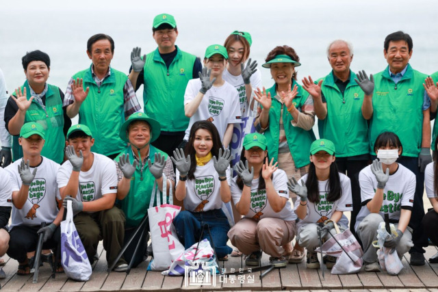 ▲ 영부인 김건희 씨는 강릉 경포해변 정화 활동 당시 자원봉사자들과 함께 강아지 도안이 그려진 티셔츠를 입고 봉사 활동에 참여했다. ⓒ대통령실