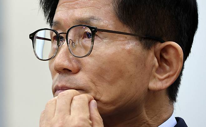 김문수 고용노동부 장관 후보자가 26일 오전 서울 여의도 국회에서 열린 환경노동위원회의 인사청문회에서 잠시 얼굴을 만지고 있다. 뉴시스