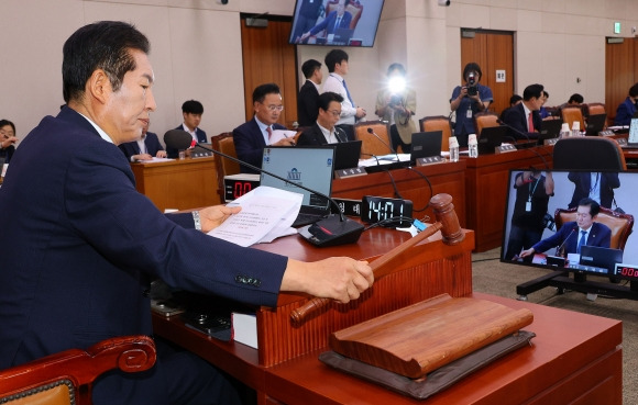 법사위 전체회의 - 정청래 위원장이 27일 국회에서 열린 법제사법위원회 전체회의에서 의사봉을 두드리고 있다. 2024.8.27 연합뉴스