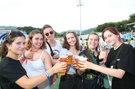 지난해 8월 열린 제1회 하맥축제장을 찾은 외국인 관광객들이 맥주를 시음하고 있다. ⓒ강진군