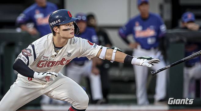 롯데 외야수 윤동희는 27일 사직구장에서 열린 '2024 신한 SOL Bank KBO 리그' 한화와 주중 3연전 첫 번째 경기에서 7번타자 중견수로 선발 출전했다. 8회말 결승타를 쳐 팀 승리에 힘을 보탰다. 롯데 자이언츠