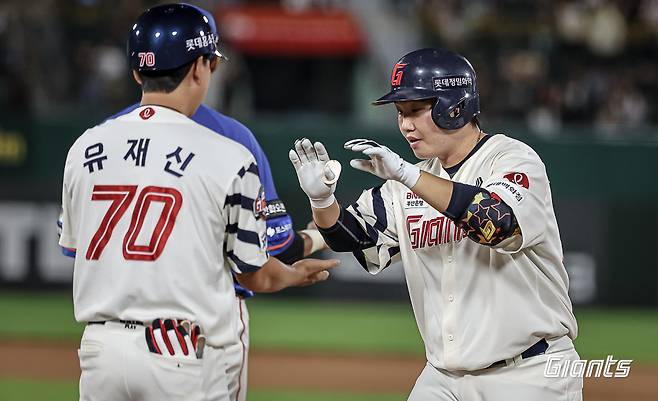 롯데 포수 정보근은 27일 사직구장에서 열린 '2024 신한 SOL Bank KBO 리그' 한화와 주중 3연전 첫 번째 경기에서 8회초 대수비로 교체 출전했다. 8회말 적시타로 승리에 쐐기를 박았다. 롯데 자이언츠