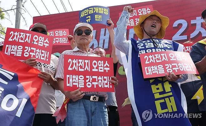 새만금 어민들 "이차전지 폐수 해상 방류 반대 (군산=연합뉴스) 최영수 기자 = 전북 군산시, 부안군, 고창군 어민들이 14일 군산시 새만금개발청 앞에서 이차전지 폐수의 해상 방류를 반대하는 집회를 열고 있다. 2024.8.14 kan@yna.co.kr