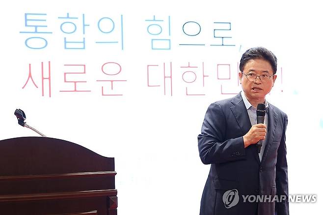 강연하는 이철우 경북도지사 (대구=연합뉴스) 윤관식 기자 = 이철우 경북도지사가 23일 오후 대구 남구 계명대학교 대명캠퍼스에서 열린 '포럼 분권과통합' 주최 초청강연회에서 강연하고 있다. 2024.8.23 psik@yna.co.kr