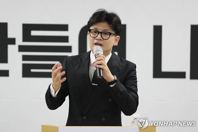 대전 찾은 한동훈 대표 (대전=연합뉴스) 김준범 기자 = 국민의힘 한동훈 대표가 27일 오후 대전시 동구 삼성동 국민의힘 대전시당에서 열린 새 청사 개소식에 참석해 인사말을 하고 있다. 2024.8.27 [공동취재] psykims@yna.co.kr