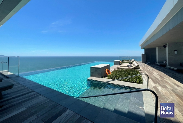 투숙객이라면 누구나 무료로 즐길 수 있는 인피니티 풀의 모습. 소장섭 기자 ⓒ베이비뉴스