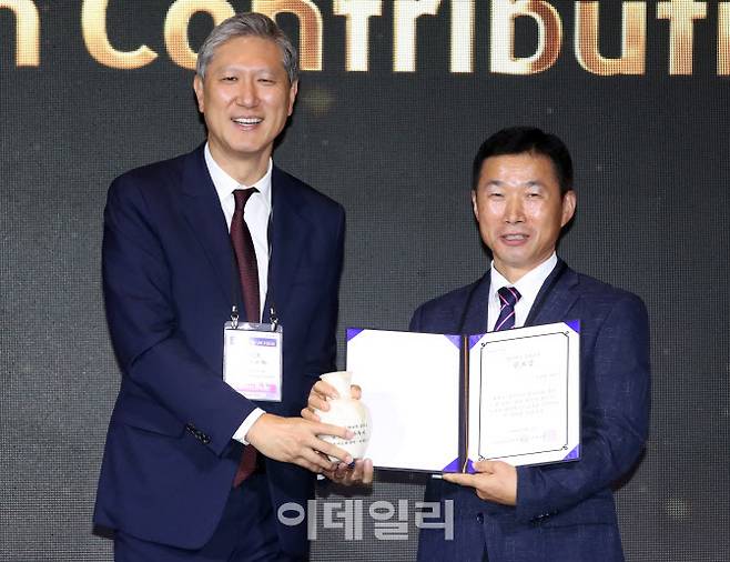 강철원 에버랜드 사육사가 27일 서울 중구 소공동 더 플라자 호텔에서 열린 '2024 동아시아미래포럼'에서 동아시아 교류 협력 공로상을 수상한 뒤, 시상자 노재헌 동아시아문화센터 원장과 기념촬영을 하고 있다. (사진=이데일리 방인권 기자)