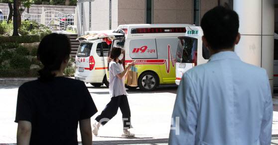 28일 서울 시내 한 응급의료센터 앞에서 의료진이 구급대 앞을 지나고 있다. (사진= 방인권 기자)