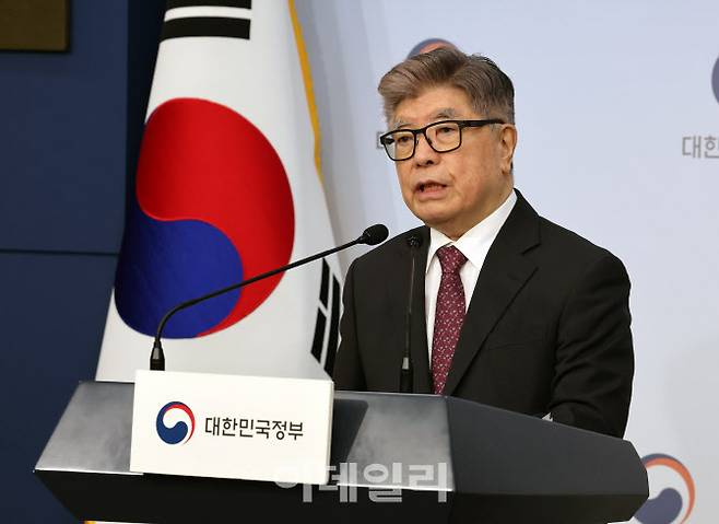 김중수 글로컬대학위원장이 지난 4월 16일 서울 종로구 정부서울청사 별관에서 2024년 글로컬대학 예비지정 결과를 발표하고 있다.(사진=뉴시스)
