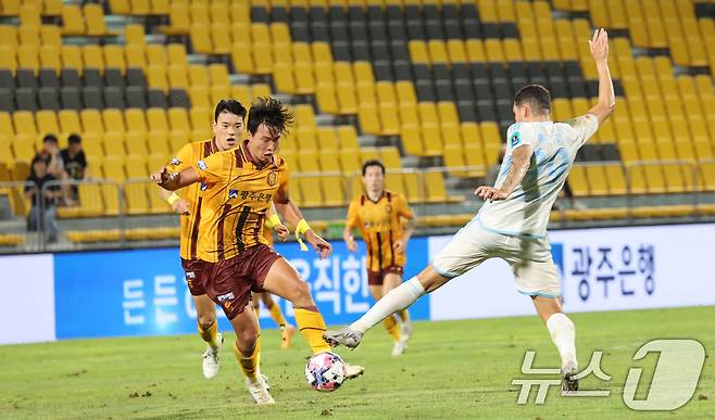 21일 오후 광주축구전용구장에서 열린 2024 하나은행 코리아컵 4강 1차전 광주FC와 울산 HD FC의 전반전 경기. 울산 야고가 광주 조성권과 볼 경합을 하고 있다. 2024.8.21/뉴스1 ⓒ News1 김태성 기자