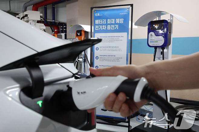 경기 군포시 클린일렉스에서 직원이 과충전 방지 PLC 화재 예방 완속 충전기를 시연하고 있다. (사진은 기사 내용과 무관함) / 뉴스1 ⓒ News1