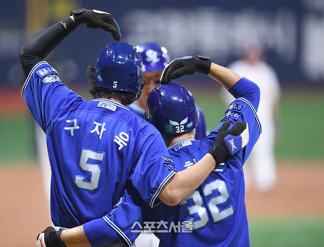 삼성 구자욱과 김헌곤이 28일 고척 스카이돔에서 열린 2024 KBO리그 키움과 경기 1회초 무사1,2루 좌월홈런을 날린 박병호에 하트 세리머니를 하고 있다. 고척 | 최승섭 기자 thunder@sportsseoul.com