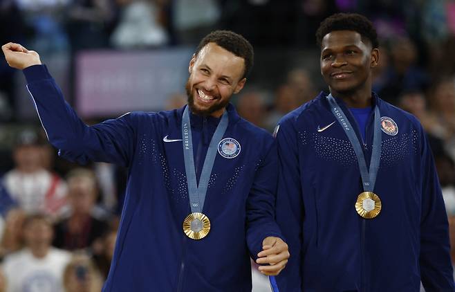 Paris 2024 Olympics - Basketball - Men's Victory Ceremony - Bercy Arena, Paris, France - August 10, 2024. Gold medallists Stephen Curry of United States and Anthony Edwards of United States react during the ceremony. REUTERS/Evelyn Hockstein







<저작권자(c) 연합뉴스, 무단 전재-재배포, AI 학습 및 활용 금지>