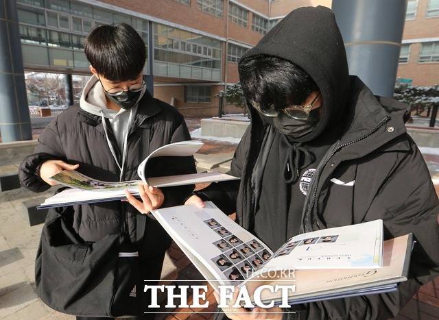 28일 온라인 커뮤니티 맘카페 등에는 졸업사진을 촬영하지 말자는 학부모들의 글이 다수 올라왔다. '딥페이크' 성범죄 피해가 10대 청소년까지 확산하면서 학교 현장에서 졸업앨범을 만들지 말자는 목소리도 나오고 있는 것이다. 사진은 기사와 무관./뉴시스