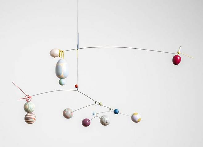 inter-, dimensions variable, acrylic color on wood balls and wire and wire-clothing, 2024 [사진제공 = 노화랑]