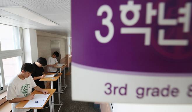 2025학년도 대학수학능력시험을 101일 앞둔 지난 5일 대전 동산고등학교에서 고3 수험생이 복도에서 공부를 하고 있다. /뉴스1