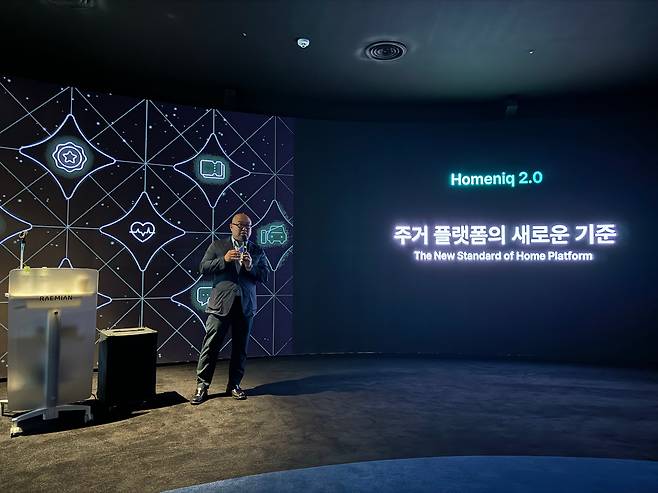 28일 오전 10시 서울 송파구 문정동 래미안갤러리 5층에서 열린 삼성물산 건설부문의 ‘홈닉2.0’ 공개 행사에서 김명석 삼성물산 주택사업본부장이 새로 추가한 서비스에 대해 발표하고 있다. /박지윤 기자