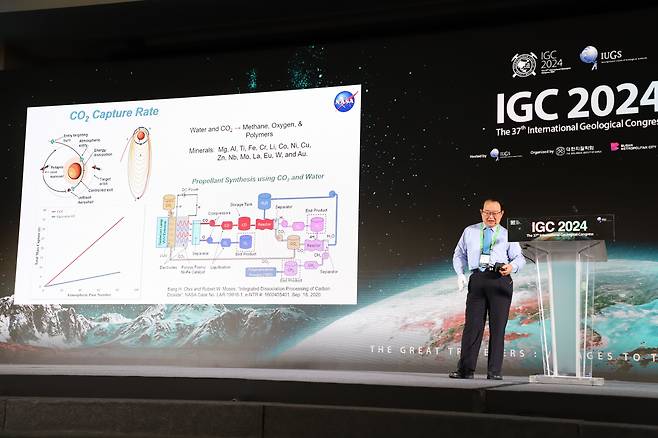 최상혁 미 항공우주국(NASA·나사) 랭글리연구소 수석연구원이 28일 부산 벡스코에서 열린 '2024 세계지질과학 총회'에 참석해 우주 자원 채굴과 활용에 대한 발표를 하고 있다. 그는 달에 풍부한 헬륨-3를 10년 뒤 지구에서 사용할 수 있을 것이라고 전망했다./한국지질자원연구원