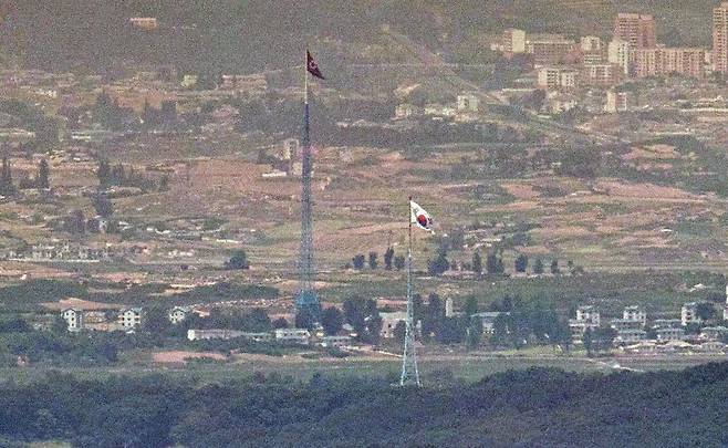 파주 접경지역에서 바라본 비무장지대(DMZ) 북한 기정동 마을의 인공기와 남한 대성동 마을의 태극기가 나란히 펄럭이고 있다. 2024.6.6.뉴스1