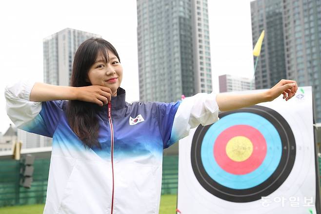 파리 올림픽 양궁 3관왕 임시현이 27일 서울 송파구 한국체대 양궁장에서 활시위를 당기는 자세로 카메라 앞에 섰다. 임시현은 다음 달 시작되는 2025년도 국가대표 선발전에 출전한다. 
변영욱 기자 cut@donga.com