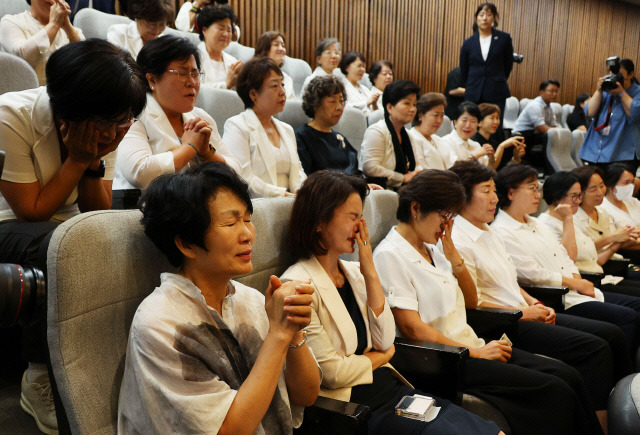 대한간호협회 소속 간호사들이 28일 국회 본회의에서 간호법이 통과되자 기뻐하고 있다.  [연합뉴스]