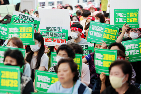 28일 오후 광주 동구 조선대병원 로비에서 전국보건의료산업노동조합 광주·전남본부 조선대병원지부 조합원들이 총파업 보고대회를 하고 있다.연합뉴스