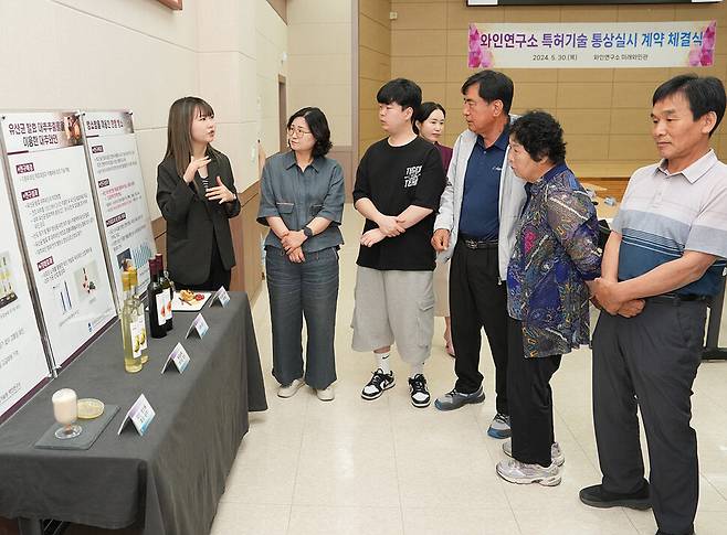 와인연구소가 유산균 발효 등 특허 기술에 관한 설명을 하고 있다. 충북농업기술원 누리집