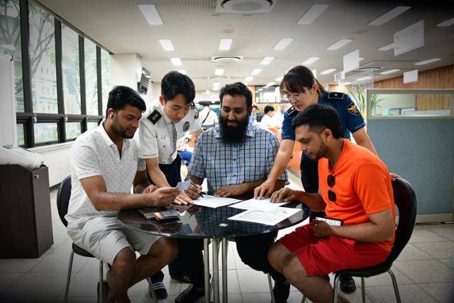 경기남부경찰청이 2024 인권 사진 공모전에 출품된 작품 가운데 우수상 수상작으로 선정한 '동등한 치안서비스'라는 제목의 작품. 외국인 근로자들이 경찰서 민원실을 방문하자 경찰관들이 친절하게 응대하고 있다. 기사 내용과 상관없음. 경기남부경찰청 제공·뉴스1