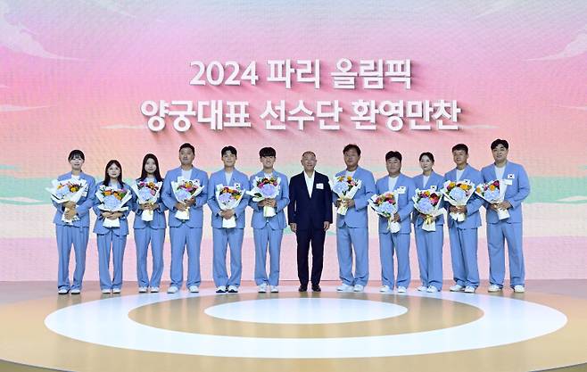 27일 그랜드 워커힐 서울에서 진행된 2024 파리 올림픽 양궁대표 선수단 환영 만찬에서 정의선 대한양궁협회장(오른쪽 여섯 번째)과 양궁 대표 선수들, 코치진 등이 기념 사진을 촬영하고 있다. 대한양궁협회 제공