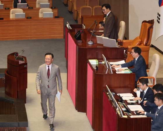 '화기애애' 본28일 오후 국회 본회의에서 법제사법위원회 여당 간사인 국민의힘 유상범 의원이 '구하라법'(민법 개정안)의 제안 설명을 하기 위해 발언대에 섰다가 인사하는 걸 못봤다는 우원식 국회의장의 말에 다시 인사를 하겠다며 발언대에서 내려오고 있다. 연합뉴스