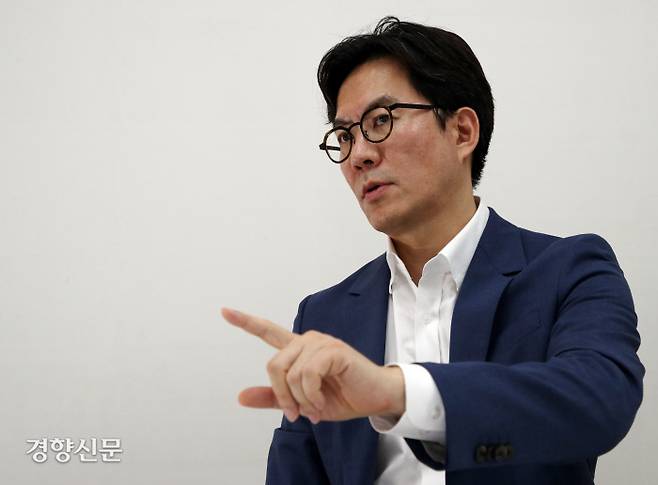 김경민 서울대 환경대학원 교수가 지난 22일 서울 강남구의 한 공유오피스에서 최근 부동산 문제와 관련해 인터뷰를 하고 있다. 김 교수는 “서울 부동산이 내년이면 더 심각해져 2021년 신고가 기록들을 줄줄이 경신할 것”이라며 “수요심리를 안정시키기엔 정부 정책이 빈약하다”고 말했다. 서성일 선임기자