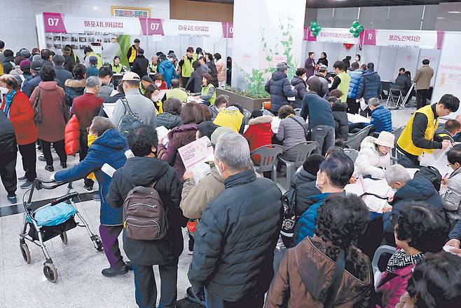 People line up at a job fair for senior citizens in Mapo District, Seoul. [YONHAP]