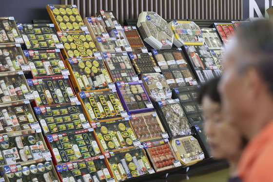 Gift sets for the Chuseok harvest festival holiday are displayed at a discount mart in Seoul for pre-order on Aug. 25. [YONHAP]