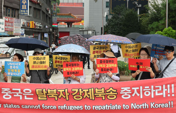 북한제대로알기클럽 회원들이 지난 5일 서울 중구 주한 중국대사관 앞에서 탈북자 강제 북송 중단을 촉구하는 구호를 외치고 있다. 연합뉴스