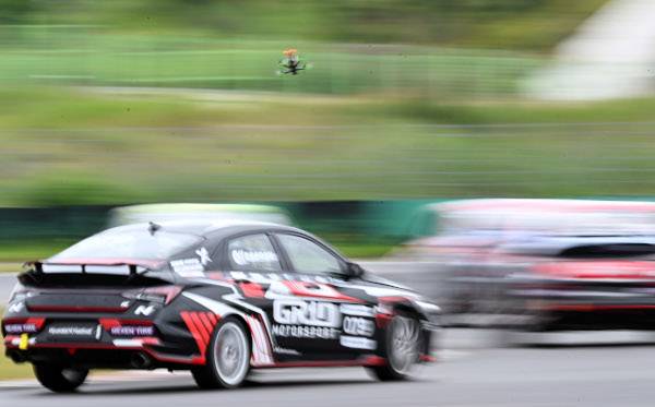 FPV 드론이 지난 6월 23일 전남 영암군 코리아 인터내셔널 서킷에서 열린 현대N페스티벌에서 고속 주행 중인 아반떼N을 촬영하고 있다.