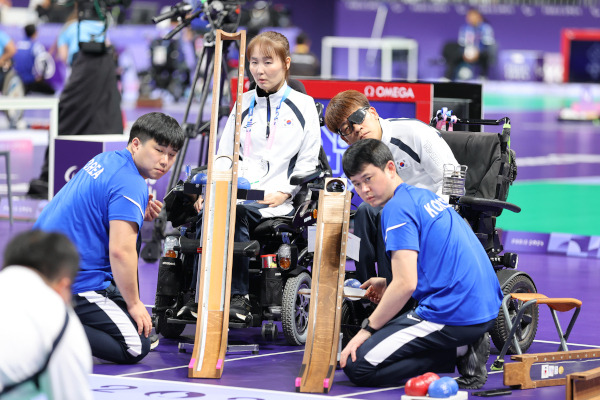 2024 파리 패럴림픽에 출전하는 한국 보치아 대표팀 강선희(왼쪽 두 번째)와 정호원(왼쪽 세 번째)이 27일 프랑스 파리 사우스 파리 아레나에서 공식 훈련을 하고 있다. 보치아는 가죽으로 된 공을 던지거나 굴려 표적구와의 거리를 비교해 점수를 매기는 종목이다. 대한장애인체육회 제공