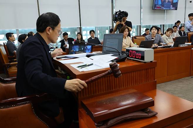 28일 서울 여의도 국회에서 열린 국회 보건복지위원회 전체회의에서 더불어민주당 소속 박주민 위원장이 의사봉을 두드리고 있다. / 사진 = 연합뉴스