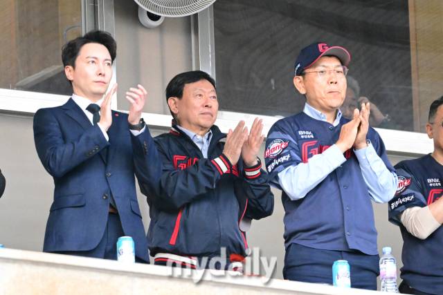 2024년 5월 17일 서울 잠실야구장에서 진행된 '2024 신한 SOL 뱅크 KBO 리그' 롯데-두산의 경기.롯데 신동빈 회장이 경기 시작을 앞두고 박수를 치고 있다./마이데일리