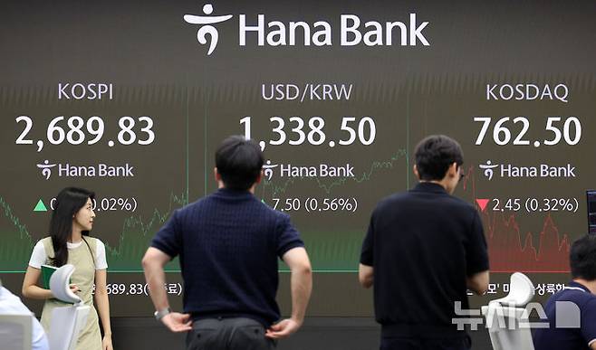 [서울=뉴시스] 이영환 기자 = 코스피가 전 거래일(2689.25)보다 0.58포인트(0.02%) 오른 2689.83에 장을 마감한 28일 오후 서울 중구 하나은행 딜링룸 전광판에 지수가 표시되고 있다.코스닥지수는 전 거래일(764.95)보다 2.45포인트(0.32%) 하락한 762.50에 거래를 종료했다. 2024.08.28. 20hwan@newsis.com