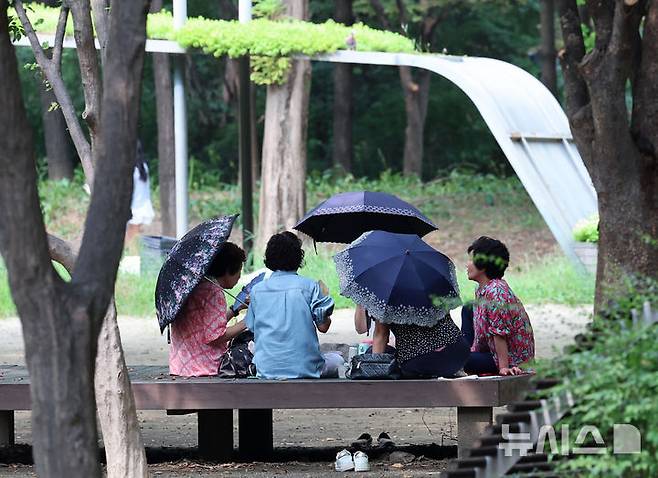 [서울=뉴시스] 이영환 기자 = 지난 26일 오후 서울 성동구 서울숲에서 시민들이 더위를 피하고 있는 모습. 2024.08.26. 20hwan@newsis.com