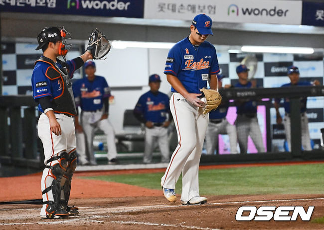 [OSEN=부산, 이석우 기자] 27일 부산 사직야구장에서 2024 신한 SOL 뱅크 KBO 리그 롯데 자이언츠와 한화 이글스의 경기가 열렸다. 한화 김서현이 8회말 2사 1,2루 롯데 윤동희에게 우중간 역전 1타점 안타를 맞고 고개를 떨구고 있다. 2024.08.27 / foto0307@osen.co.kr