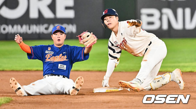 [OSEN=부산, 이석우 기자] 27일 부산 사직야구장에서 2024 신한 SOL 뱅크 KBO 리그 롯데 자이언츠와 한화 이글스의 경기가 열렸다. 롯데 고승민이 8회말 무사 우익수 오른쪽 2루타를 치고 세이프되고 있다. 한화 유격수는 이도윤. 2024.08.27 / foto0307@osen.co.kr