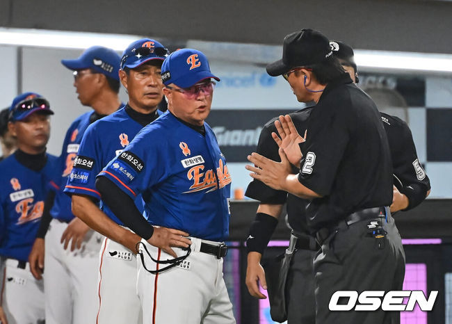 [OSEN=부산, 이석우 기자] 28일 부산 사직야구장에서 2024 신한 SOL 뱅크 KBO 리그 롯데 자이언츠와 한화 이글스의 경기가 열렸다. 홈팀 롯데는 반즈가 선발 출전하고 한화 이글스는 와이스가 선발 출전했다.한화 이글스 김경문 감독이 7회말 무사 1루 선상으로 간 타구를 잡다 롯데 자이언츠 레이예스와 채은성의 충돌에 대해 어필하고 있다. 2024.08.28 / foto0307@osen.co.kr