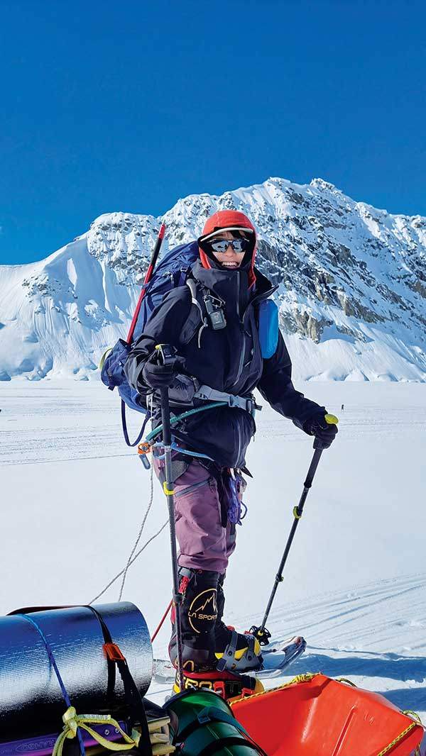 비행기에서 내려 설피를 신고 출발했다.