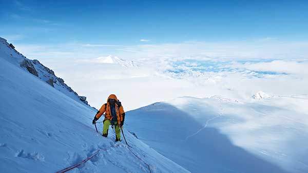 데날리 패스 전 설사면을 오르는 최진철 대원. 뒤는 캠프5.