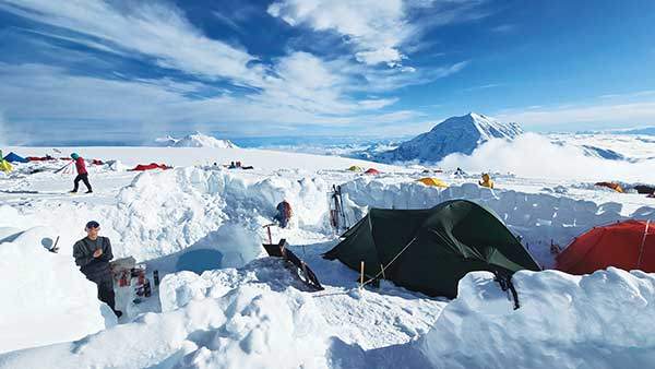 캠프4 원정대의 텐트와 설동