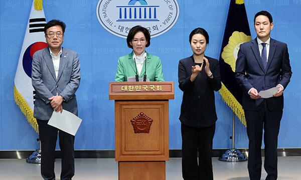 이인선 국회 여성가족위원회(왼쪽 두번째) 위원장과 여가위 간사인 국민의힘 서범수∙더불어민주당 김한규 의원이 지난 27일 국회 소통관에서 기자회견을 하고 있다. 뉴시스