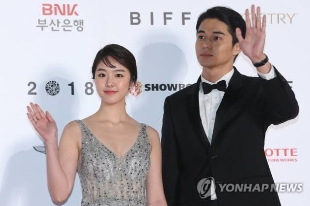 히가시데 마시히로(오른쪽)와 불륜 관계였던 카라타 에리카. 연합뉴스