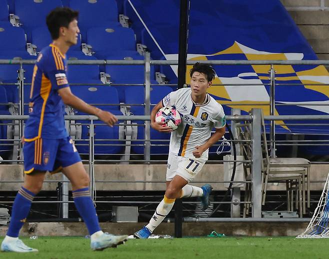 28일 울산 문수축구경기장에서 열린 2024 하나은행 코리아컵 4강 2차전 울산 HD와 광주FC의 경기에서 광주 오후성이 2대2를 만드는 동점 골을 넣은 후 공을 가지고 빠르게 복귀하고 있다. 2024.8.28 yongtae@yna.co.kr 연합뉴스