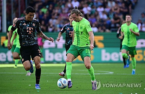 독일 매체 빌트는 27일(한국시간) 바이에른 뮌헨은 지난해 여름 김민재를 영입하기 위해 투자한 5000만 유로(약 745억원)가 현재까지 효과가 전혀 없다고 보도했다. 김민재는 2024-25시즌 볼프스부르크와의 분데스리가 개막전에서 실수를 범하며 다시 한번 혹평을 받고 있다. 연합뉴스